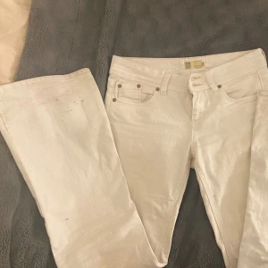 Vita jeans - Jättesnygga vita jeans från märket TR2U, jättebra skick men lite smutsiga längst ner i hälen. Jeansen har en bootcut passform med väldigt låg midja och snygga fickor, skiv om ni vill ha mått eller fler bilder💕 pris kan disskuteras 