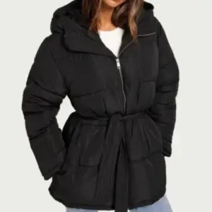 Vinterjacka från Nelly - Superfin vinterjacka från Nelly.com, använts en vinter men iprincip i nyskick, inga defekter/skador.  Nypris 799kr. Pris går att diskutera.  Storlek 36/S, men passar XS-M beroende på hur man vill ha passformen.    Skriv för fler bilder <3  