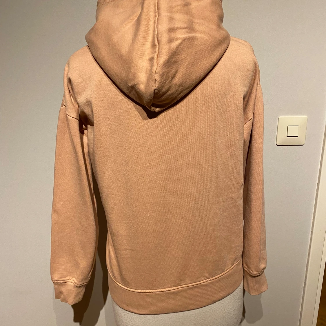 Aprikos färgad hoodie från Lager 157 M - 90