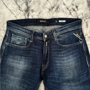 REPLAY JEANS - Säljer ett par mörkblå replay jeans i strl 31, mycket bekväma 10/10 skick, nya utan prislapp(model Rocco) Hör av er vid funderingar. Ej öppet köp!