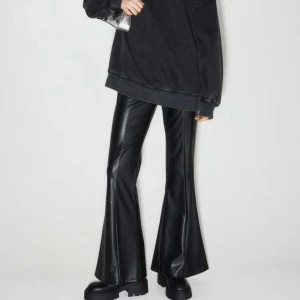 As snygga skin byxor  - Säljer mina jättefina skin byxor från hm. Köpta för ett år sen men knappt använda 