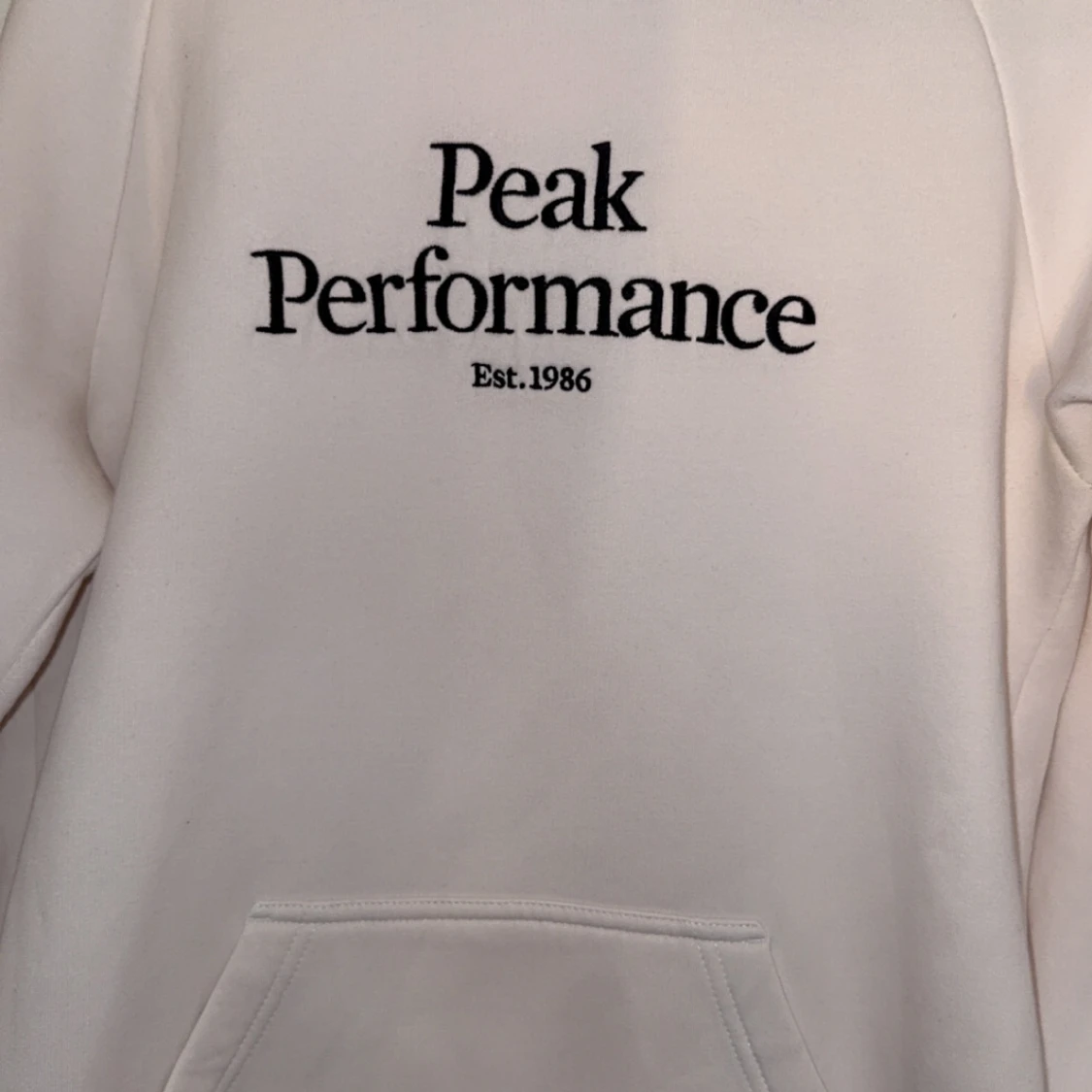Vit hoodie från Peak Performance