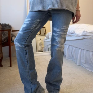 D&G jeans - Så så snygga bootcut jeans från Dolce&Gabbana. Storlek 38, 34cm över midjan och 80cm i innersöm🩵 OBS: trasig under o på dregkedjan