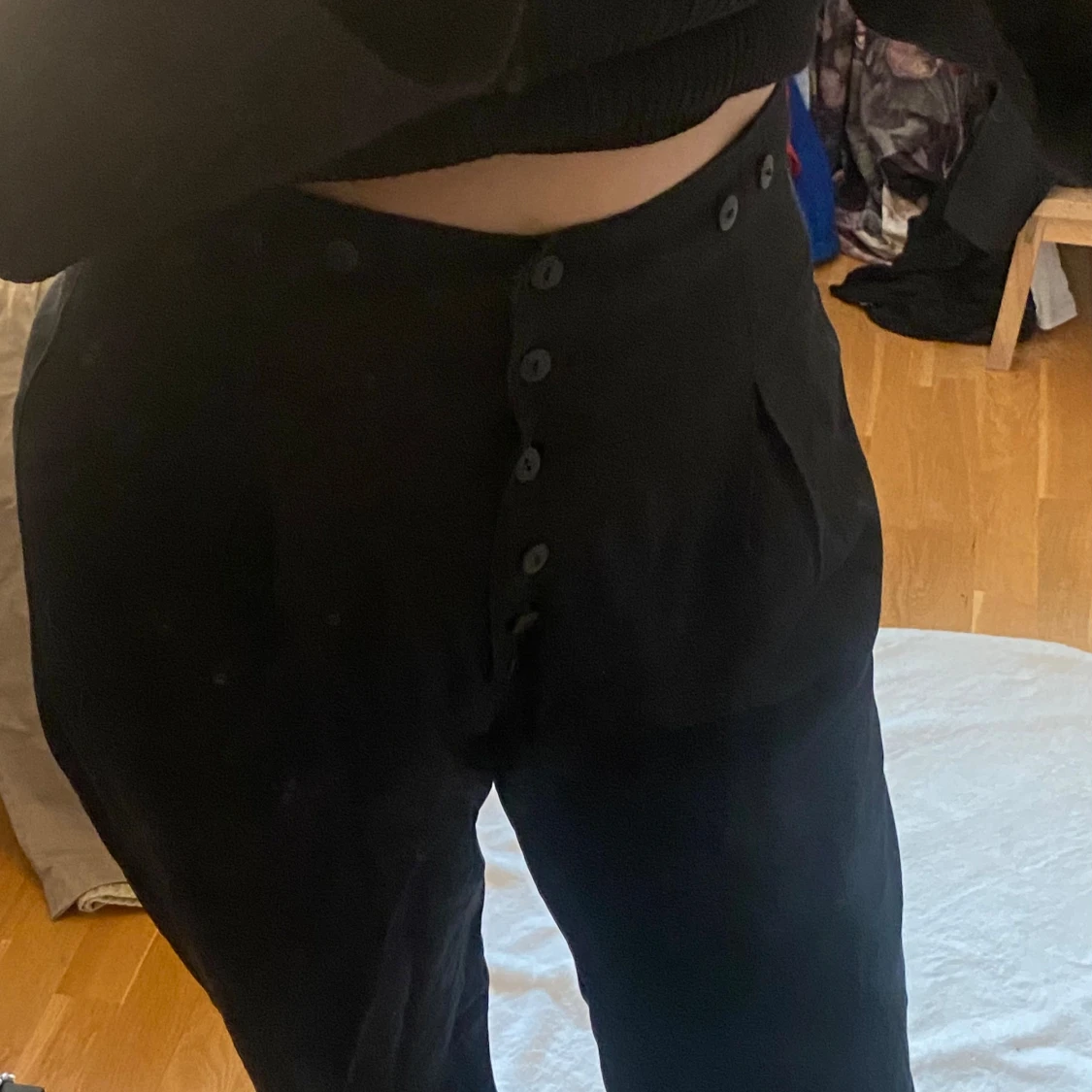 Svarta byxor med knappar