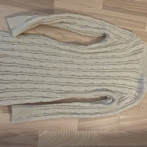 Beige stickad klänning med polokrage - Beige stickad klänning med polokrage 