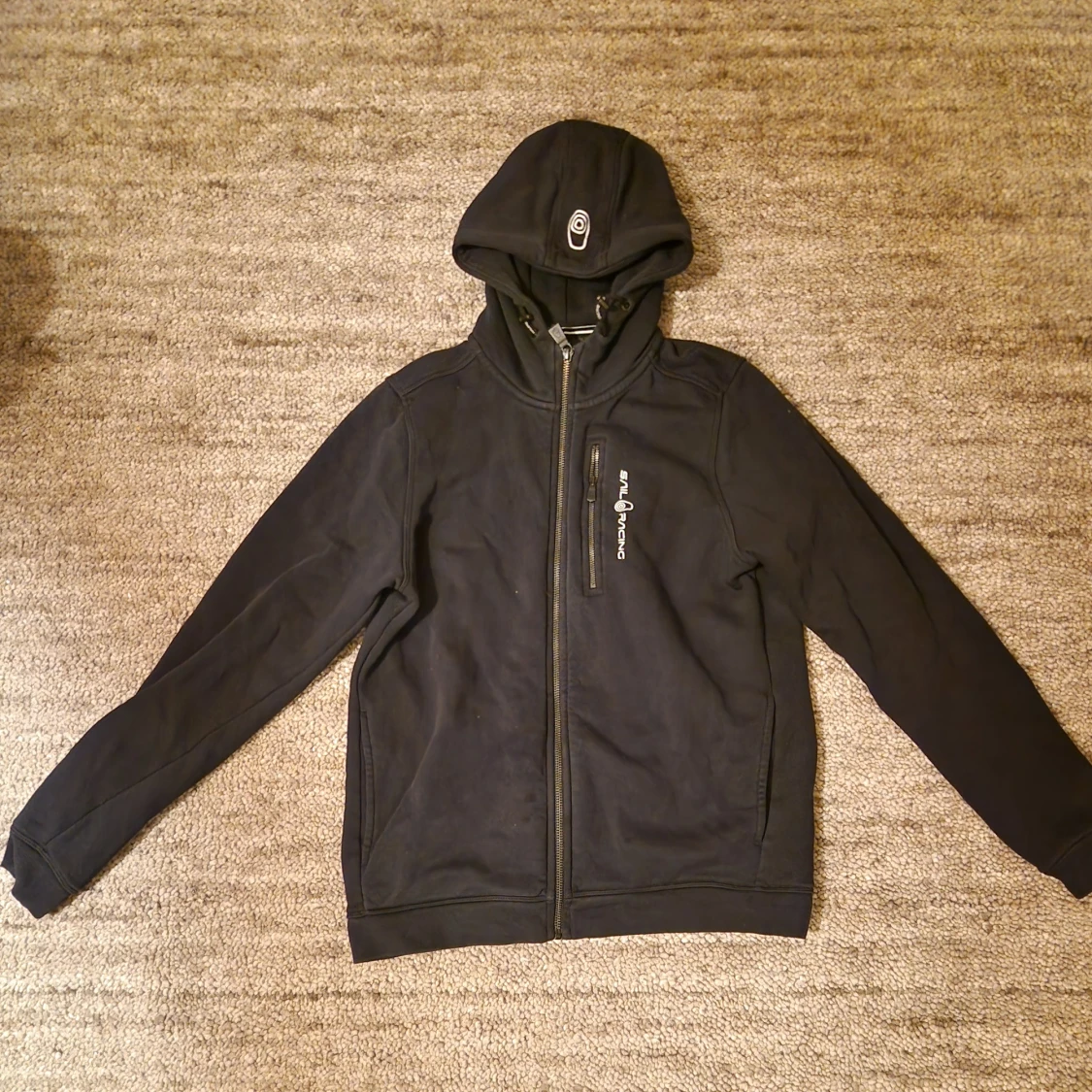 Svart hoodie från Sail Racing