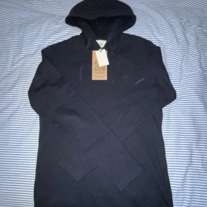 Indicode hoodie HELT NY!! - Otroligt snygg ribbad indicode hoodie i helt nytt skick! Den är nyss köpt endast testad,       Ny pris ca 450.                                                        Mitt pris 399!!