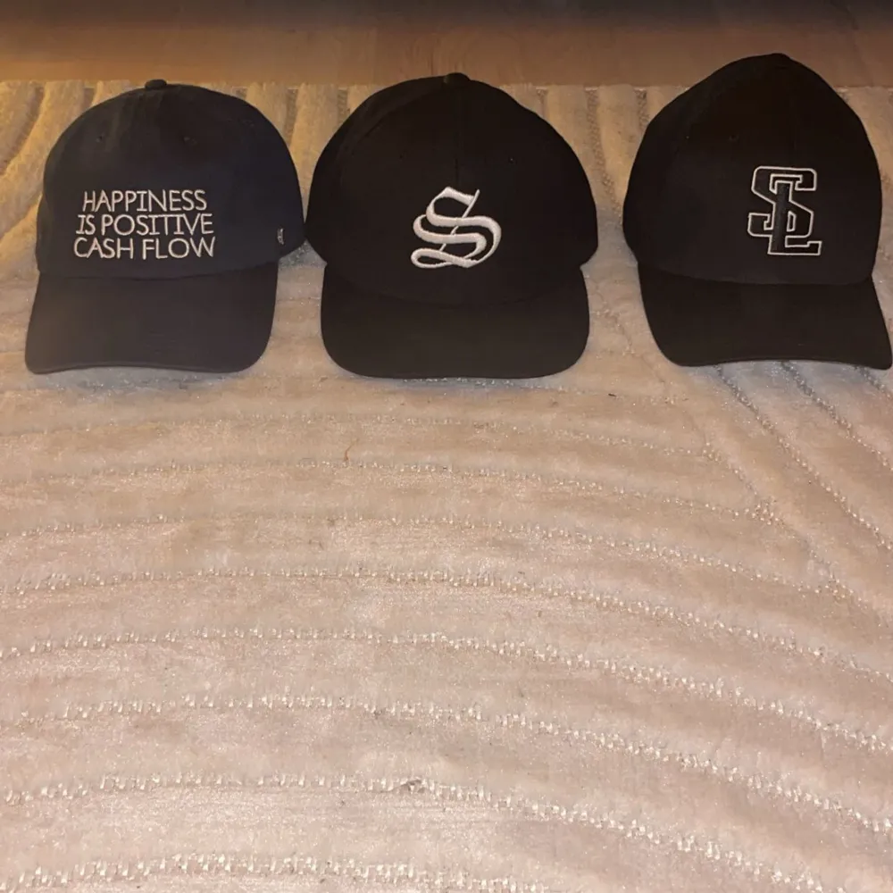 3 olika kepsar som jag inte längre använder. Dem har blivit använda få antal gånger pågrund av att jag endast ägt dem i cirka 2 månader. Säljer dem styckvis för 250 kr men priset kan diskuteras. Vill man köpa alla tre så kan vi lösa en bra deal.. Asusteet.