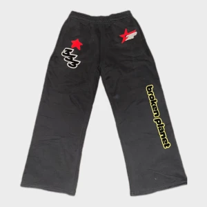 Broken planet byxor - Hej! Helt nya och oanvänd broken planet byxor. Den var för liten på mig så säljer den. Mycket fint skick.