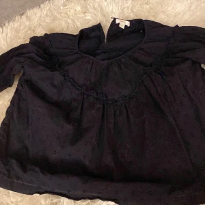 Gina blus 💙 - Gulig blus ifrån Gina young, inga defekter förekommer förutom att den har it katthår på sig men försvinner i tvätten, är du intresserad så kolla min bio först🩷🌟