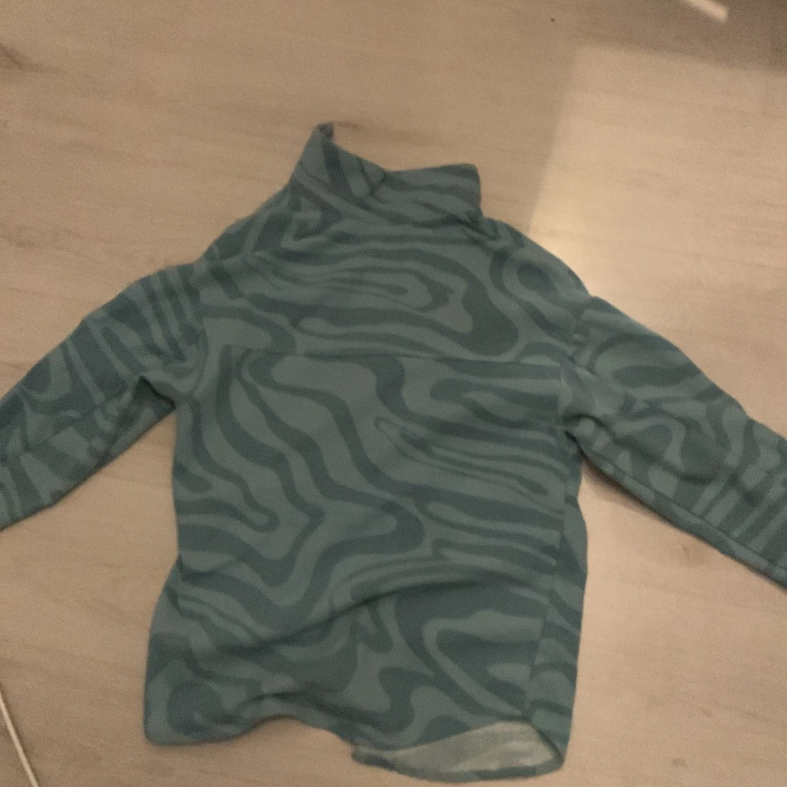 Grön zebramönstrad tröja från H&M - 90