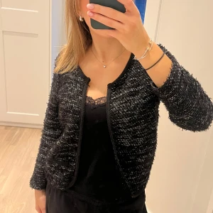 Kofta - Superfin kofta med lite kortare armar, använd en del men i väldigt fint skick!💖 Sitter mer som en S!