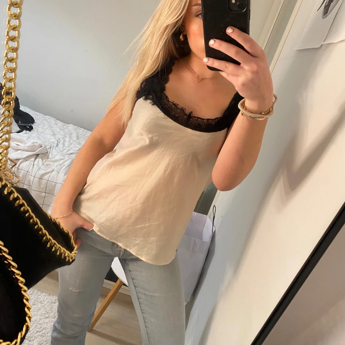 Beige linnetopp med spetsdetaljer