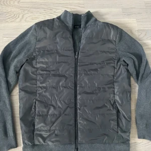 Massimo Dutti cardigan - Fet cardigan från Massimo Dutti i storlek M men passar även S. Skick 10/10. Hör av er vid frågor