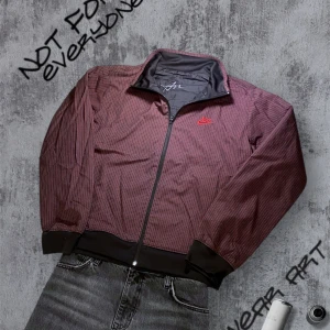 Dubbel Sidig Nike Jacka - Snygg  jacka från Nike med dragkedja och broderad logga. Jackan är vändbar med en sida i rött och svart  och den andra i svart. Storlek M, väldigt bra skick 