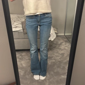 Blå LOW Bootcut Jeans - Snygga blå bootcut jeans med låg midja från Vero Moda. Helt nya, använda en gång. Stl S/32.