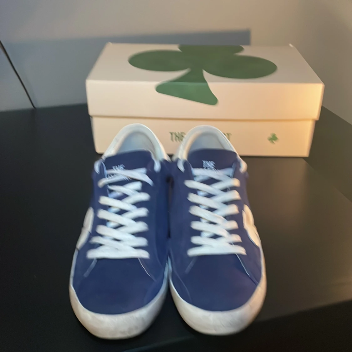 Blå sneakers från The Gallerist - 1