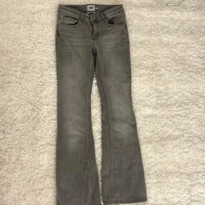 Grå bootcut jeans från 157 - Grå lågmidjade bootcut jeans från 157 i storlek XS. Modellen är low boot i short. Aldrig använda!🤍