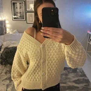 Beige stickad kofta från Monki - Mysig beige stickad kofta från Monki med stora knappar framtill. Super fin💕