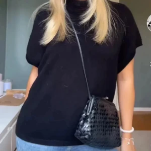 Tröja Kappahl - Lånade bilder! Säljer denna tröja från Kappahl fast i marinblå! Endast använd en gång! 💕