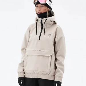 Beige vindjacka från Dope - Snygg beige vindjacka från Dope med dragkedja och stor ficka framtill. Jackan har en hög krage med justerbar huva och långa ärmar med ribbade muddar. Perfekt för blåsiga dagar. Använd fåtal gånger, inga tydliga tecken på användning. Skriv för bilder!🩷Nypris 1599, pris kan diskuteras.