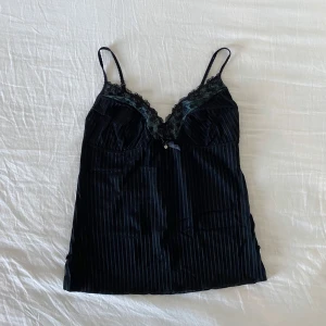 Vintage topp linne pinstipe   - Storlek M på lappen, justerbara band! 