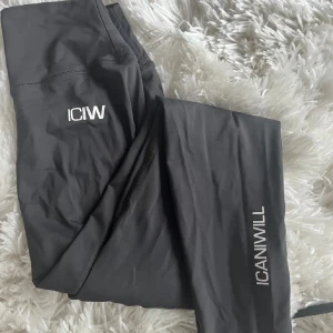 Gråa leggings från ICANIWILL - Snygga svarta leggings från ICANIWILL med hög midja och scrunch-detalj bak. Perfekta för träning eller en aktiv vardag. Materialet är stretchigt och bekvämt.