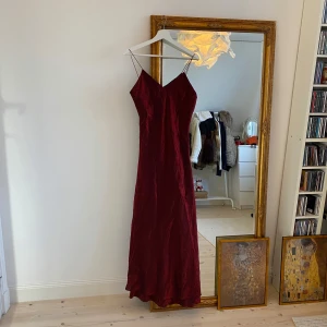 Vintage vinröd lång klänning  - Uppskattar till storlek S/M!
