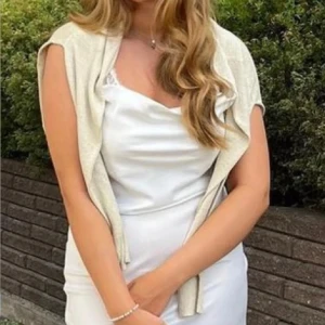 Guldglittrig långärmad tröja ZARA - Snygg guldglittrig tröja med långa ärmar och rund hals. Jättevacker och snygg tröja som man kan ha som en detalj till en outfit eller bara som en överdel💌🍸😍🔥