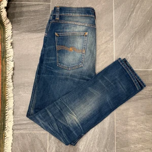 Nudie Jeans - Sjukt feta Nudie jeans med en riktigt najs fade. Jeansen är i nyskick, 10/10, inga synliga defekter. Nypris är 1600. Modellen är Lean Dean strl 30/30. Killen på bilden är 178 cm och väger 66 kg. Skicka DM vid frågor!
