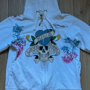 ED HARDY ZIP UP  - Säljer denna ed Hardy koftan då den ej kommer till användning. det står storlek xxl men det är S💞 i fint skick förutom att en eller två stenar fallit av💞
