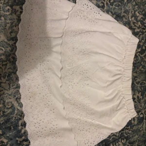 Vit kjol med broderade detaljer - Söt vit kjol från zara med brodering och raka volanger,aldrig använt❤️‍🔥