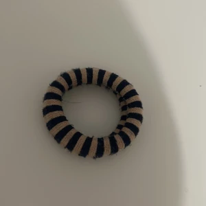Randigt hårband i beige och marinblått😇 - Snyggt och elastiskt hårband med randigt mönster i beige och marinblå. Anländ ett fåtal gånger🩷säljer ett likadant i rött och beige, båda för 110💕priset går att diskutera😇😇