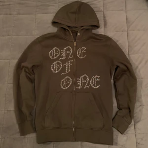 One of One  - Rhinestone zipup från One of One’s äldre kollektion. Tröjan är i använt skick och något solblekt samt att tvättlapparna är bortklippta. Storlek: M skick: 5/10 hör av er vid funderingar 😊