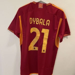 Dybala Roma fotbollströja  - Helt ny re-plika fotbollströja från Roma med Dybala på ryggen. Storlek Medium. 