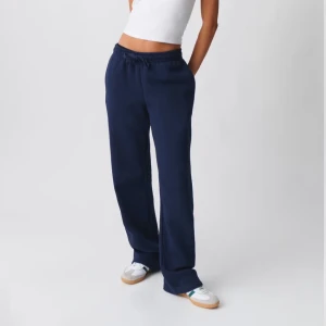 Mörkblå mjukisbyxor - Säljer dessa snygga och bekväma mörkblå mjukisbyxorna från Gina Tricot. Perfekta för en avslappnad stil. Byxorna har en elastisk midja för extra komfort. Dom är använda ett fåtal gånger! 