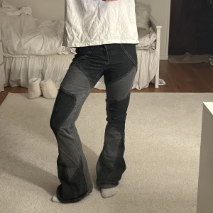 Coola jeans  - Snygga bootcut jeans med coolt mönster!!🤍🤍
