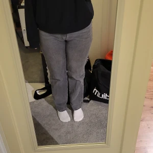 Grå jeans från Abrand Jeans - Säljer ett par grå jeans från Abrand Jeans i modellen A High Straight. De har en klassisk rak passform och är högmidjade, vilket ger en snygg siluett. Perfekta för en avslappnad stil.Pris går att diskutera och köparen står för frakten 