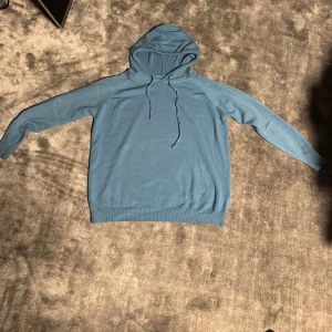 Cashmere hoodie - Hej! Säljer nu en superfin Cashmere hoodie i storleken S. Aldrig använd då den var för liten för mig. Skulle säga att den passar dig mellan 165-170cm. Nypris 1300kr Mitt pris 649kr. Priset ej hugget i sten! Kontakta vid funderingar!