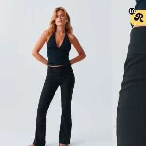 Svarta lågmidjade bootcut kostymbyxor  - Snygga svarta lågmidjade bootcut kostymbyxor med knappar i midjan från gina! Använda ett fåtal gånger💕