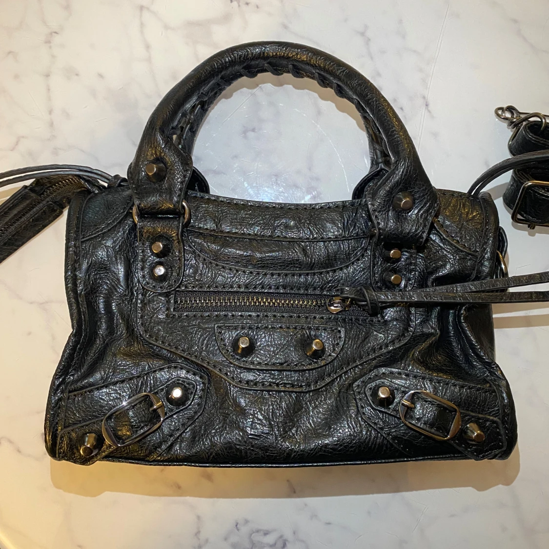 Svart axelväska med nitar - 90