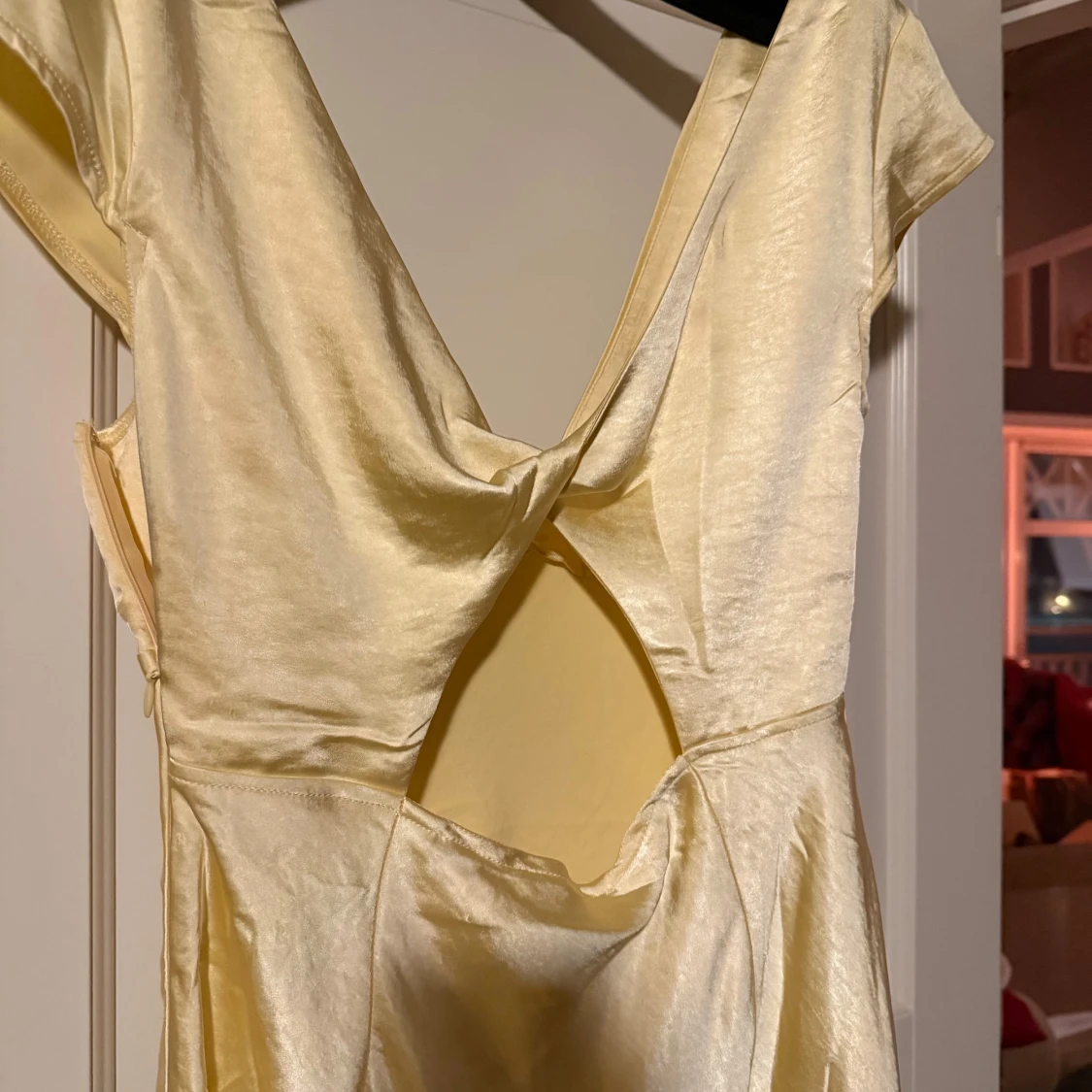 Gul långklänning med öppen rygg - 92