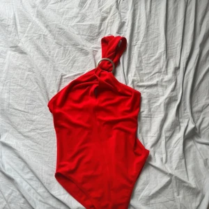 Röd body från Zara - Röd body från Zara som aldrig är använd! 