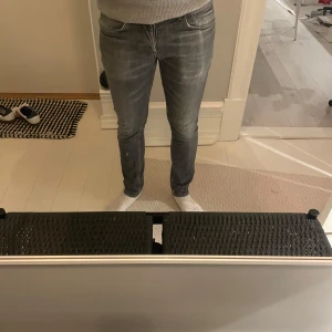 Grå Dondup jeans george - Grå dondup jeans size 32, sparsamt använda.