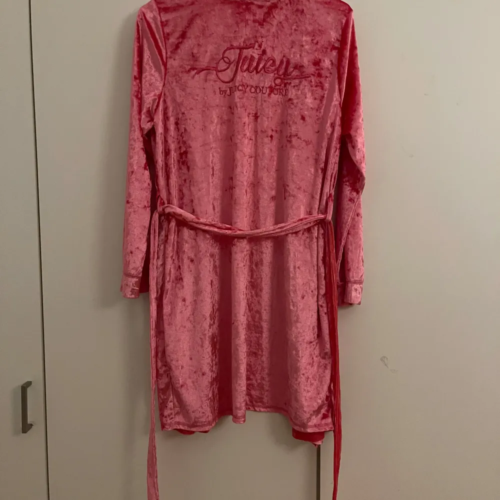 Säljer denna fina rosa Juicy Couture morgonrocken som är köpt i USA. . Neuletakit & Villapaidat.