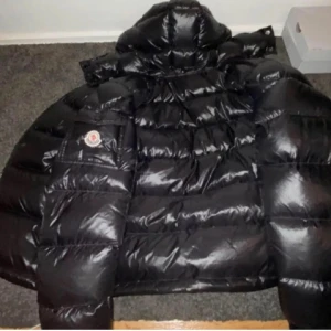 Moncler Maya  - Snygg svart dunjacka från Moncler. Har dustbaget, kvittot, Moncler tagget, och nfc koden funkar perfekt, storleken är 4,   vid funderingar skriv !