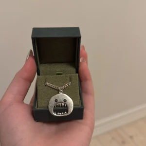 Maria Nilsdotter halsband  - Jätte gulligt halsband från Maria Nilsdotter. Orginal förpackning kommer med.