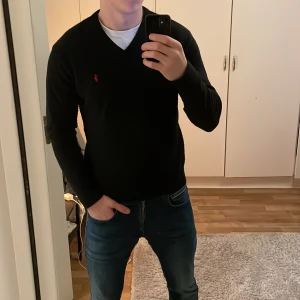Ralph lauren tröja - En v-ringad Ralph lauren tröja. Priset är diskuterbart. Inga defekter. Står att det är XL men sitter som S eller M då jag är 182 och väger 78. Kom dm om du har några funderingar 