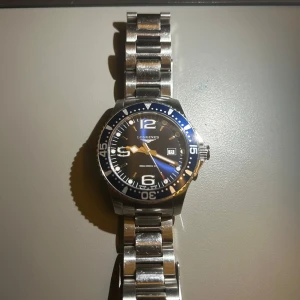 Longines Hydroconquest - 3 år gammal ungefär. Jag fick den av min pappa och han hade kvitto papper och allting. Men han är inte i mitt liv just nu (han är inte död) men det är därför jag vill sälja klockan också för vill inte ha kvar något från han. Klockan är bra skick men man märker att den inte är ny. Öppen för bud. 
