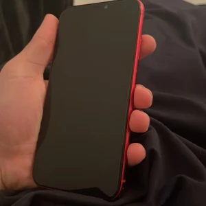 Röd iPhone med svart skal - Säljer en röd iPhone med dubbla kameror. Telefonen har en elegant design med rundade kanter och en blank finish. Perfekt för den som vill ha en stilren mobil eller en jobb mobil. Baksidan kommer fixas. Skal kommer också med den. Pris är 2000 men kan också diskuteras.